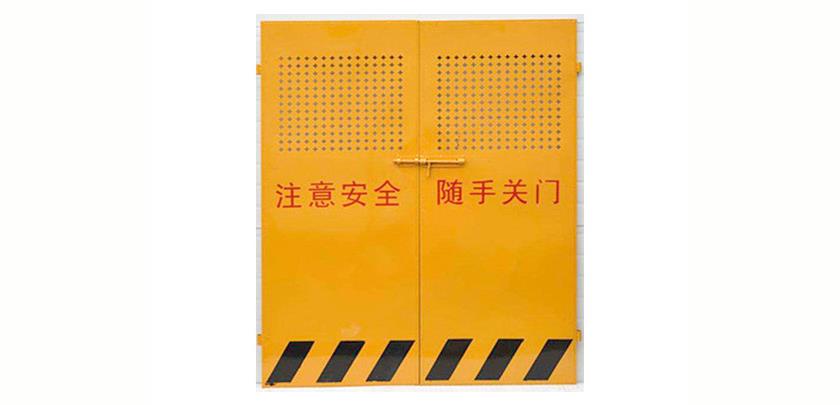 為什么施工電梯防護門是黃色的？